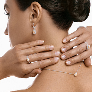 Колье из белого золота с бриллиантом