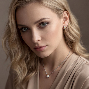 Колье из белого золота с бриллиантом